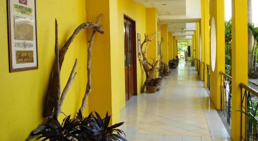 Country Village Hotel Кагаян де Оро Екстериор снимка