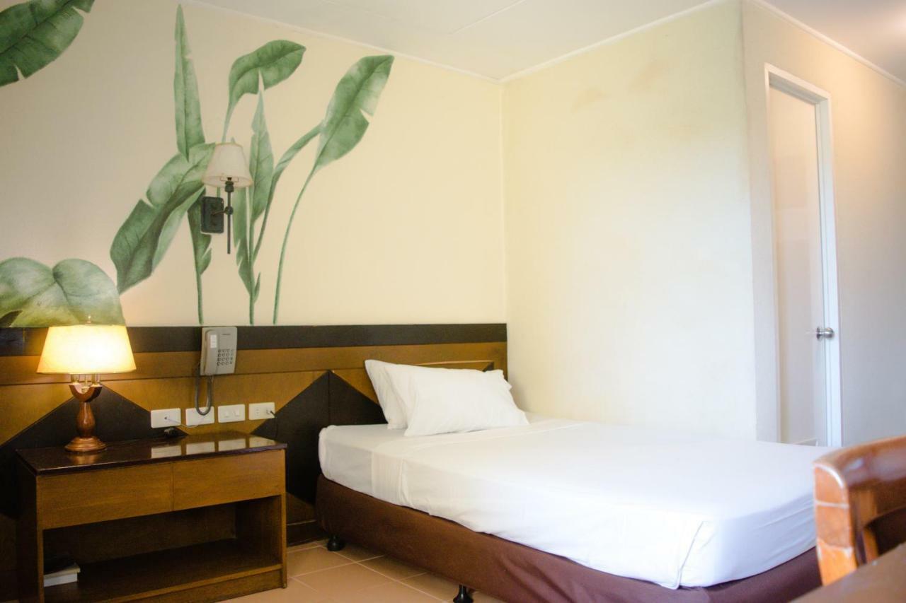 Country Village Hotel Кагаян де Оро Екстериор снимка